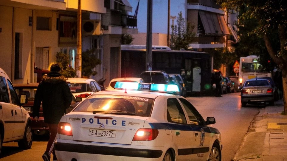 Τους «μπαχαλάκηδες» από τα Εξάρχεια ψάχνει η ΕΛΑΣ για τη βόμβα στον Ντογιάκο